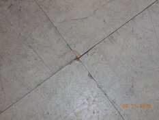 Asbesthaus - Fundstelle: Ein- und 2-schichtige asbesthaltige Bodenbeläge wie Floor-Flex Platten, Linoleum + dunkle, bituminöse Kleber | © 2019, CRB Analyse Service GmbH | © CRB Analyse Service GmbH
