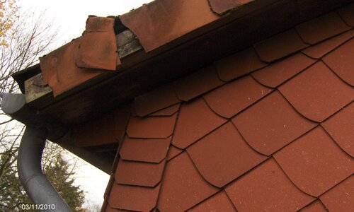Asbesthaus - Fundstelle: Dacheindeckung aus Faserzement | © 2019, CRB Analyse Service GmbH | © CRB Analyse Service GmbH